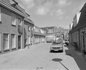 882325 Gezicht op de voorgevels van de woningen Schelpstraat 9-lager te Utrecht, met op de achtergrond de Baanstraat.